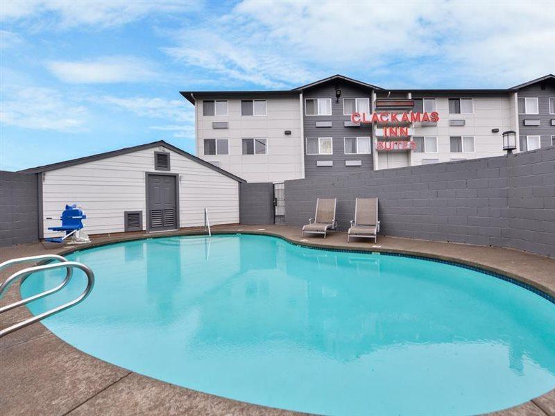 Clackamas Inn&Suites Bagian luar foto