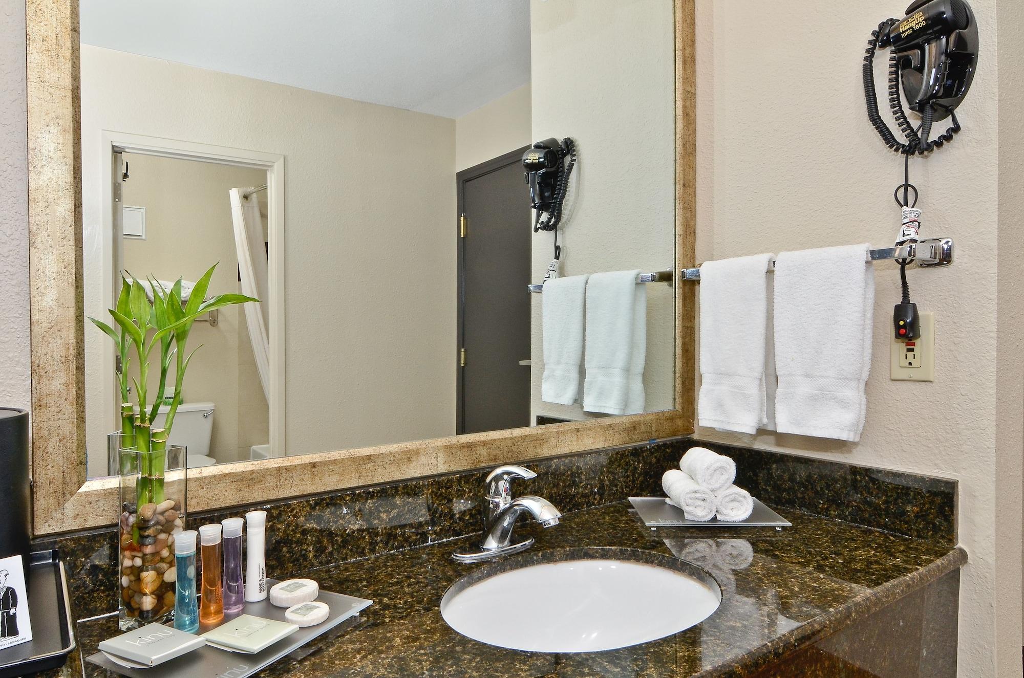 Clackamas Inn&Suites Bagian luar foto