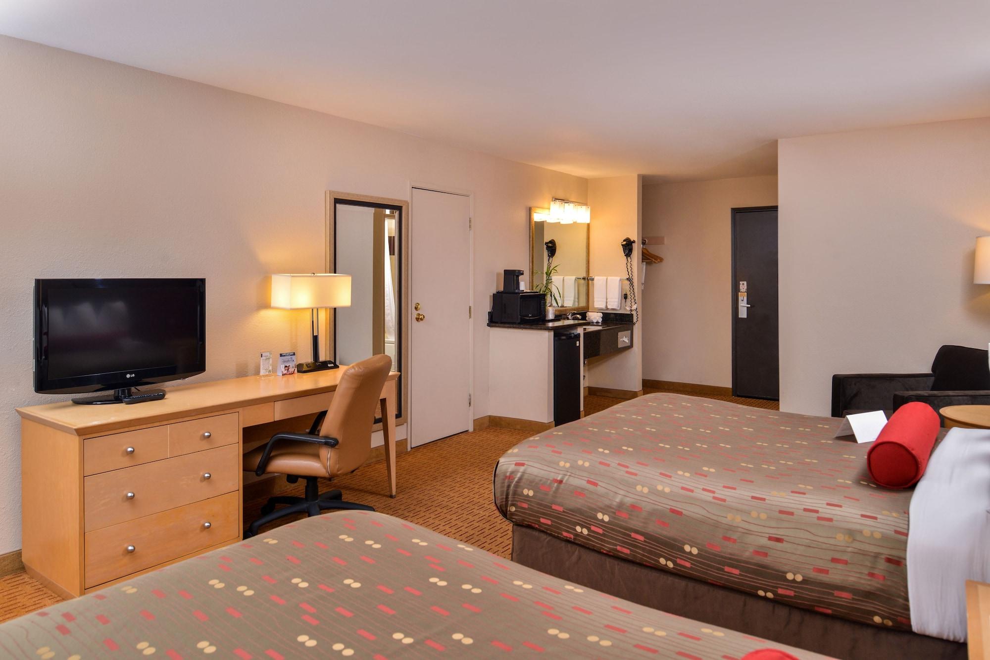 Clackamas Inn&Suites Bagian luar foto