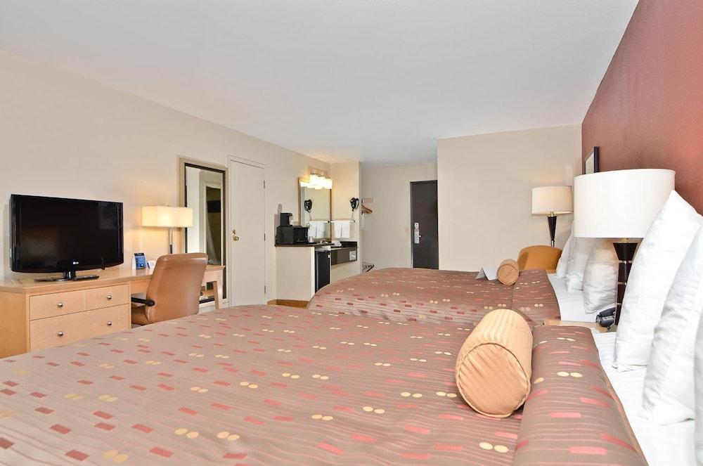Clackamas Inn&Suites Bagian luar foto
