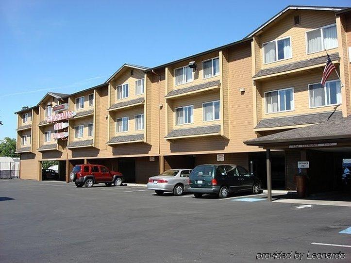 Clackamas Inn&Suites Bagian luar foto