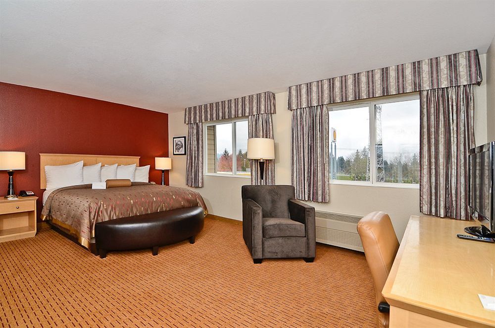 Clackamas Inn&Suites Bagian luar foto
