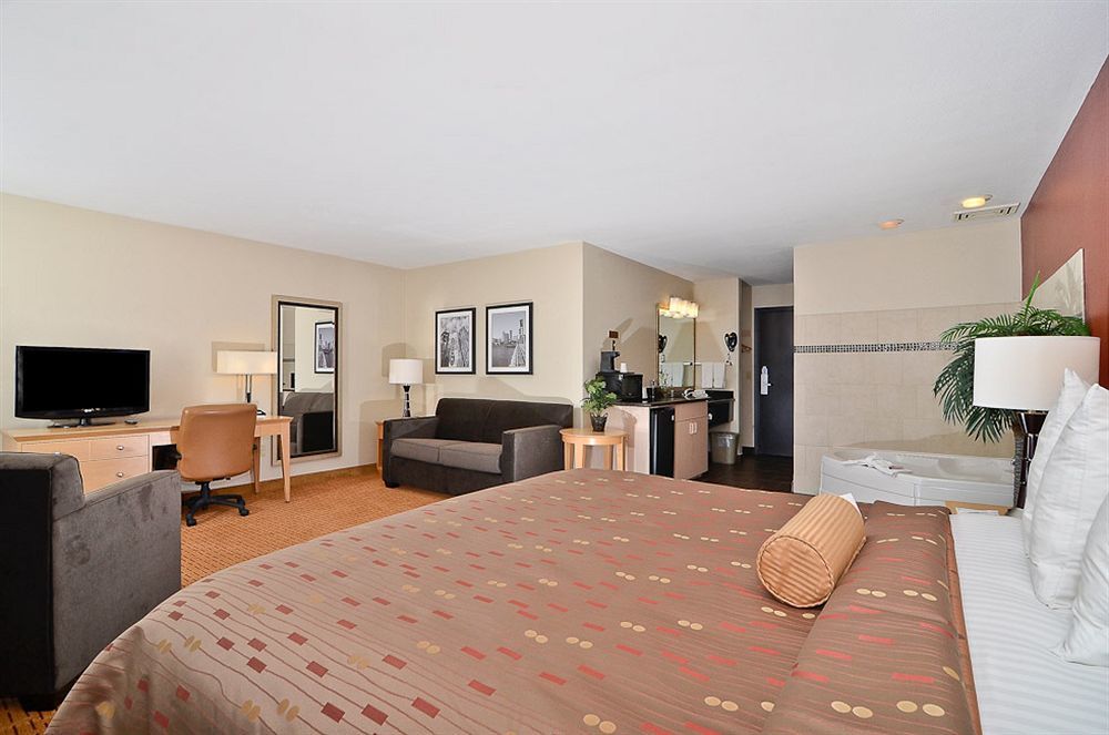 Clackamas Inn&Suites Bagian luar foto