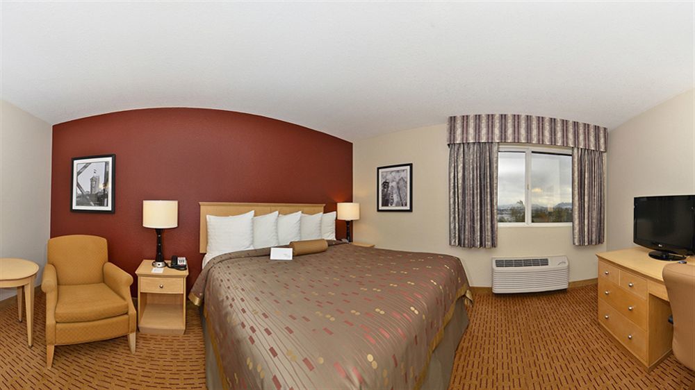 Clackamas Inn&Suites Bagian luar foto