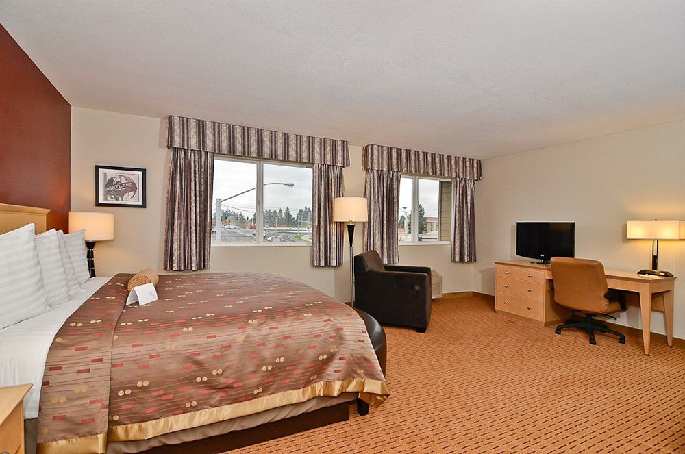 Clackamas Inn&Suites Bagian luar foto