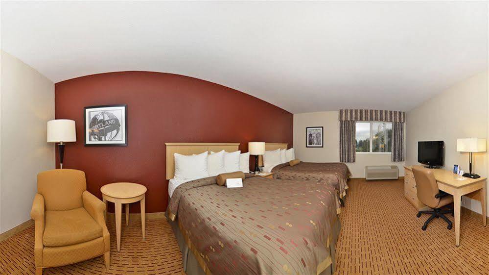 Clackamas Inn&Suites Bagian luar foto