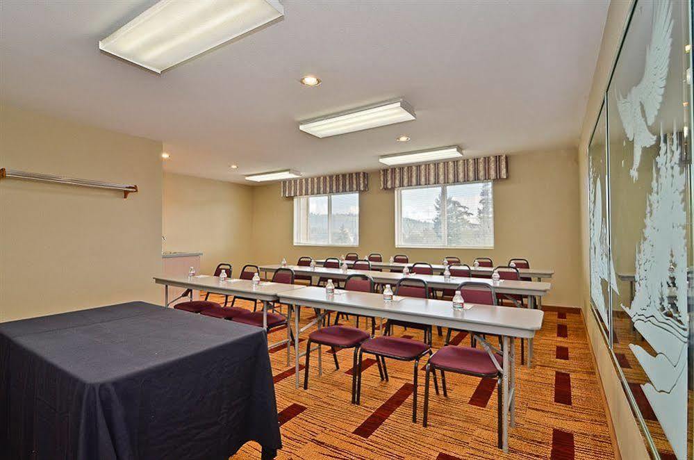 Clackamas Inn&Suites Bagian luar foto
