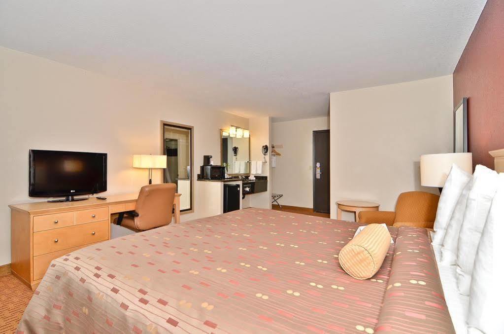 Clackamas Inn&Suites Bagian luar foto