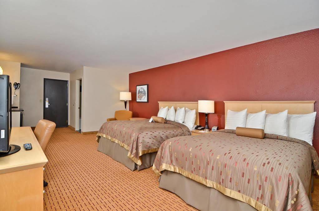 Clackamas Inn&Suites Bagian luar foto