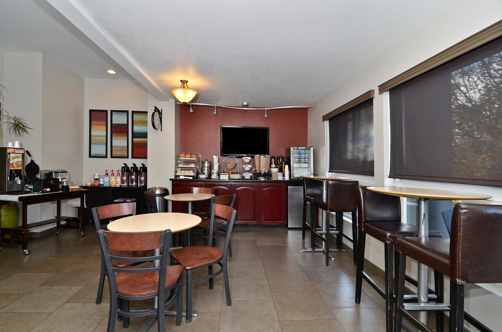 Clackamas Inn&Suites Bagian luar foto