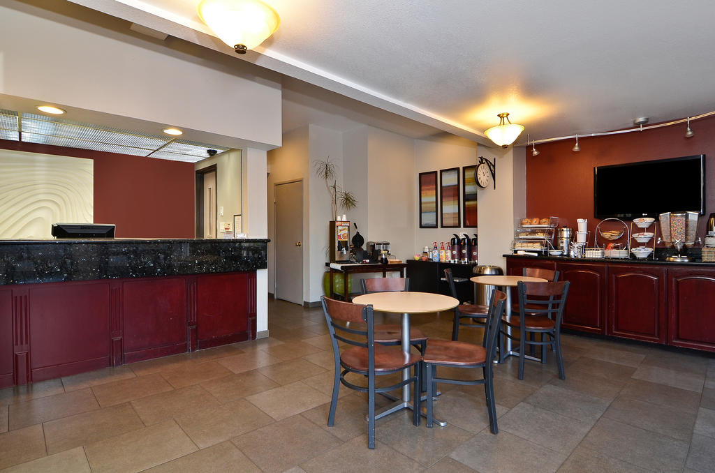Clackamas Inn&Suites Bagian luar foto