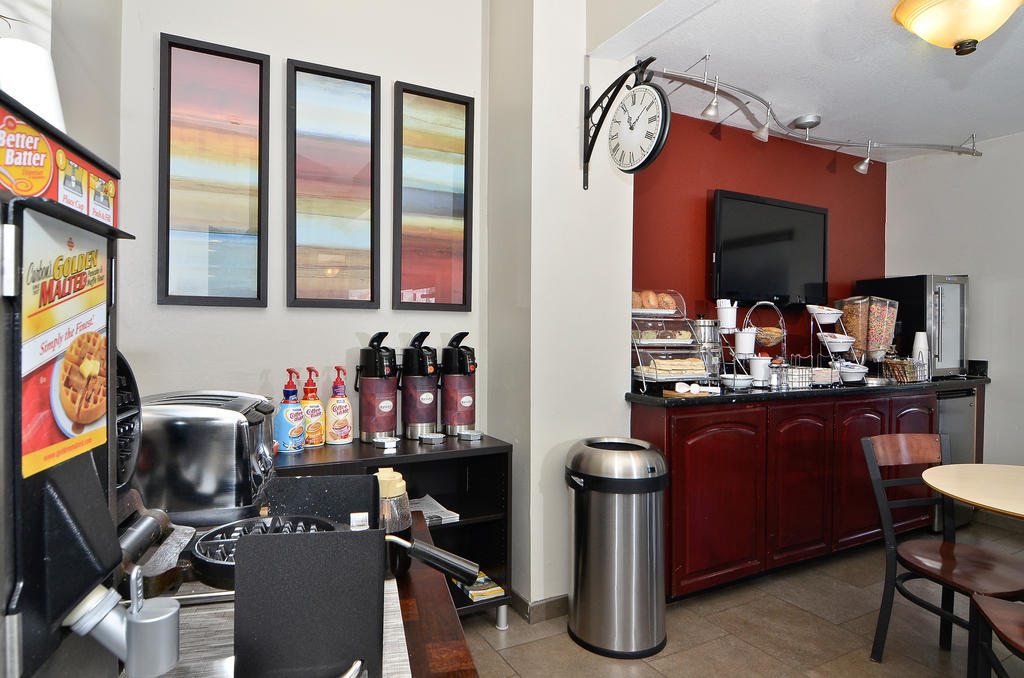 Clackamas Inn&Suites Bagian luar foto