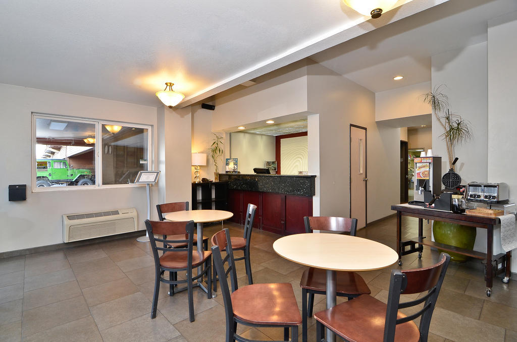 Clackamas Inn&Suites Bagian luar foto