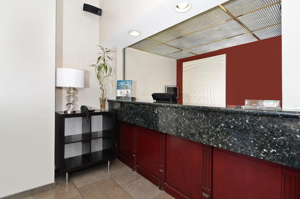 Clackamas Inn&Suites Bagian luar foto